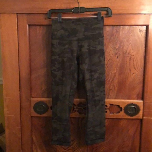 lululemon athletica Pants - Lululemon camo hi waist crops sz 4  21” inseam